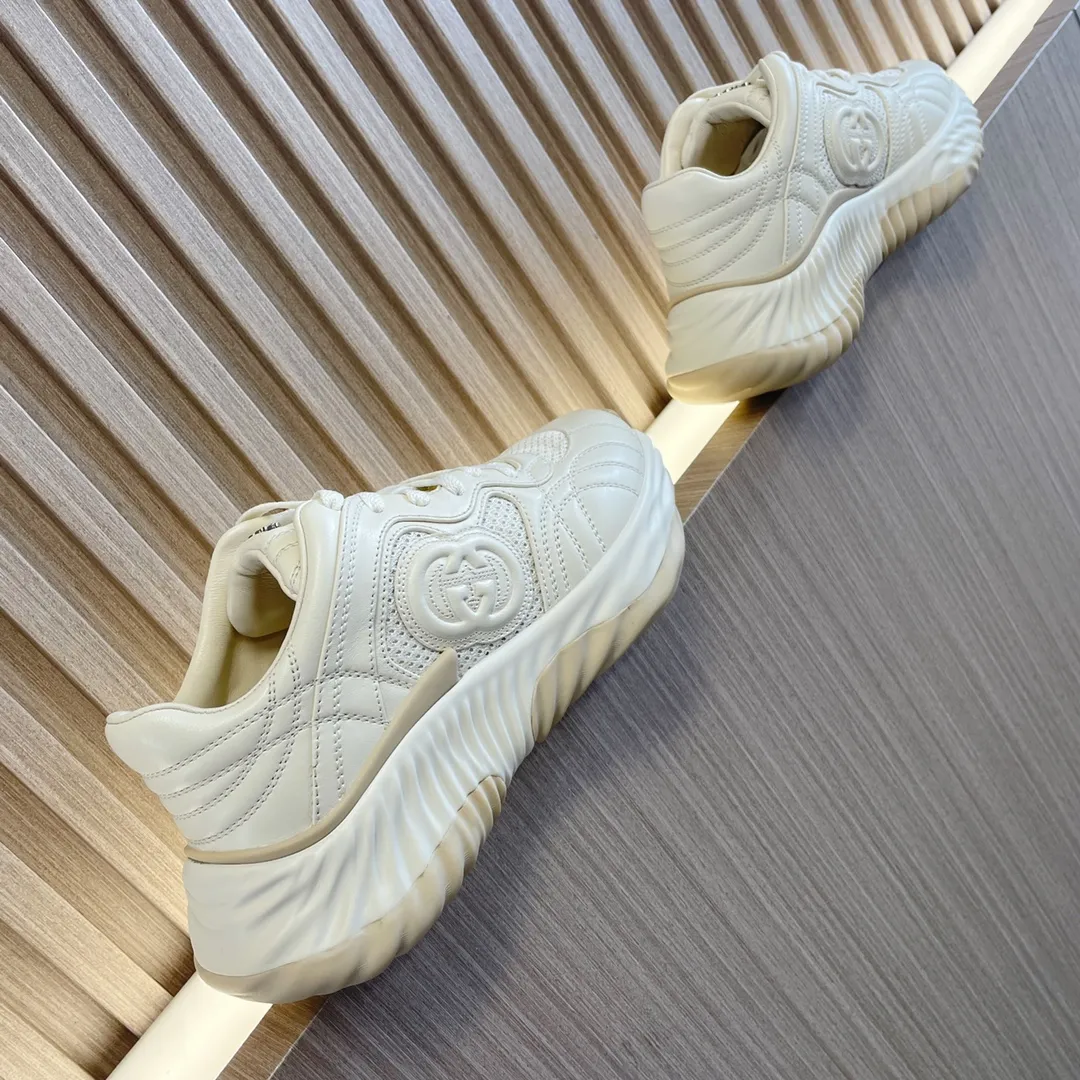 👟👟Ex-factory price 700👟👟 - the latest wave shoes; dad shoes; sports shoes; couple series... Gucci Ripple series sports shoes are made with innovative stitching technology, leather design with three-dimensional interlocking double G leather logo and Gucci letter metal logo embellishment, 3-color combination suction mold technology wavy outsole (soft/shock-absorbing/strong rebound) Original imported sheepskin ➕Original imported sheepskin lining ➕Original open-molded TPU suction mold 3-color outsole (sole thickness 5CM) Women's model 35-40 /